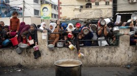 Warga Palestina mengantri untuk mendapatkan makanan gratis di Rafah, Jalur Gaza, Kamis (21/12/2023). Badan bantuan internasional mengatakan Gaza menderita kekurangan makanan, obat-obatan, dan pasokan pokok lainnya akibat perang dua setengah bulan antara Israel dan Hamas. WHO menyebut kondisi kelaparan dan peningkatan penyakit menular di jalur Gaza sudah masuk kategori yang sangat parah.. [AP/Fatima Shbair]