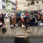Warga Palestina mengantri untuk mendapatkan makanan gratis di Rafah, Jalur Gaza, Kamis (21/12/2023). Badan bantuan internasional mengatakan Gaza menderita kekurangan makanan, obat-obatan, dan pasokan pokok lainnya akibat perang dua setengah bulan antara Israel dan Hamas. WHO menyebut kondisi kelaparan dan peningkatan penyakit menular di jalur Gaza sudah masuk kategori yang sangat parah.. [AP/Fatima Shbair]