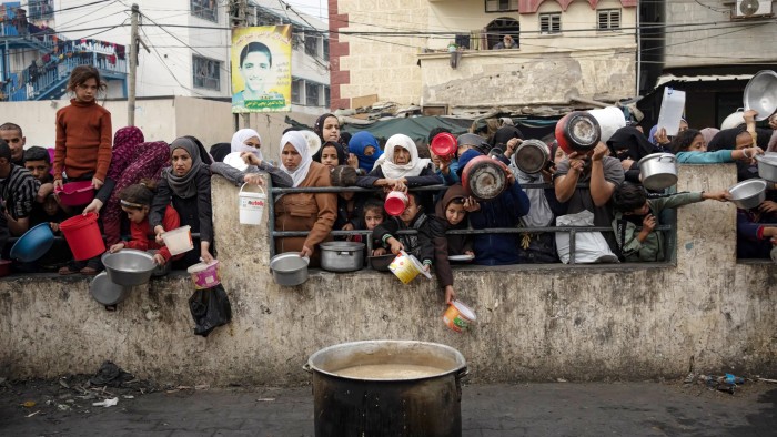 Warga Palestina mengantri untuk mendapatkan makanan gratis di Rafah, Jalur Gaza, Kamis (21/12/2023). Badan bantuan internasional mengatakan Gaza menderita kekurangan makanan, obat-obatan, dan pasokan pokok lainnya akibat perang dua setengah bulan antara Israel dan Hamas. WHO menyebut kondisi kelaparan dan peningkatan penyakit menular di jalur Gaza sudah masuk kategori yang sangat parah.. [AP/Fatima Shbair]