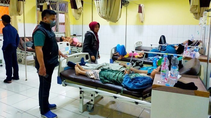 Korban keracunan makanan dirawat di Puskemas. (Istimewa)