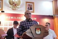 Ketua KPU Hasyim Asy'ari mengaku tak mendapat usulan debat menggunakan bahasa Inggris dalam rapat koordinasi bersama tiga tim calon presiden (capres) dan wakil presiden (cawapres), Rabu (6/12/2023). (CNNIndonesia/Loamy N)