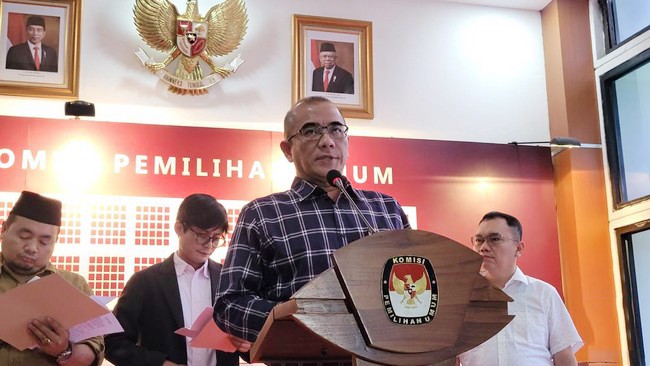 Ketua KPU Hasyim Asy'ari mengaku tak mendapat usulan debat menggunakan bahasa Inggris dalam rapat koordinasi bersama tiga tim calon presiden (capres) dan wakil presiden (cawapres), Rabu (6/12/2023). (CNNIndonesia/Loamy N)