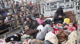 Warga Palestina di Gaza yang terluka dilarikan ke RS Nasser akibat terkena gempuran Israel. (Foto: Reuters/Ibraheem Abu Mustafa)