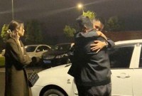 Liu menangis dan memeluk Tan selingkuhan istrinya, Ha. [Foto: eva.vn]