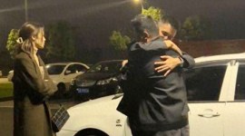 Liu menangis dan memeluk Tan selingkuhan istrinya, Ha. [Foto: eva.vn]