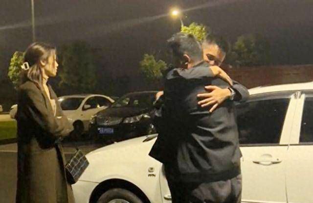 Liu menangis dan memeluk Tan selingkuhan istrinya, Ha. [Foto: eva.vn]