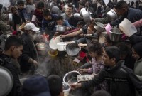 Warga Palestina mengantri untuk makan di Rafah, di selatan Jalur Gaza, Kamis (21/12/2023). [AP/Fatima Shbair]