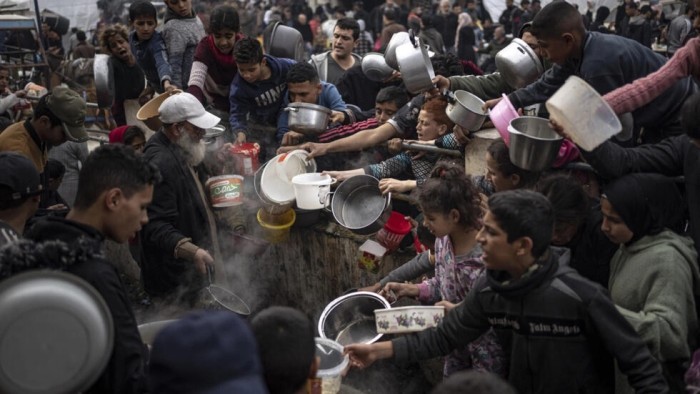 Warga Palestina mengantri untuk makan di Rafah, di selatan Jalur Gaza, Kamis (21/12/2023). [AP/Fatima Shbair]