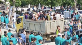 Massa mahasiswa mengusir pengungsi Rohingya dari tempat penampungan sementara di Gedung Balee Meuseuraya Aceh (BMA). [CNNIndonesia/Dani R]