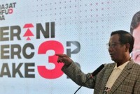 Mahfud MD menyatakan dirinya termasuk orang yang mengusulkan revisi UU KPK dibatalkan. (CNNIndonesia/Adhi W)