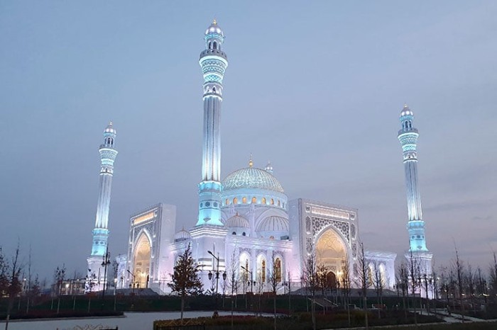 Masjid bergaya Islam klasik merupakan perpaduan sempurna antara unsur Arab, Persia, Asia Tengah, dan Bizantium, berpadu secara harmonis ini terletak di Shali, Rusia. (darcawards.com)