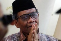 Mahfud MD menyatakan Kejaksaan, Polri, dan KPK harus mengusut temuan PPATK jika menerima laporan soal transaksi janggal di Pemilu 2024. (CNNIndonesia)