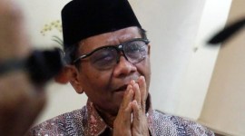 Mahfud MD menyatakan Kejaksaan, Polri, dan KPK harus mengusut temuan PPATK jika menerima laporan soal transaksi janggal di Pemilu 2024. (CNNIndonesia)