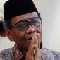 Mahfud MD menyatakan Kejaksaan, Polri, dan KPK harus mengusut temuan PPATK jika menerima laporan soal transaksi janggal di Pemilu 2024. (CNNIndonesia)