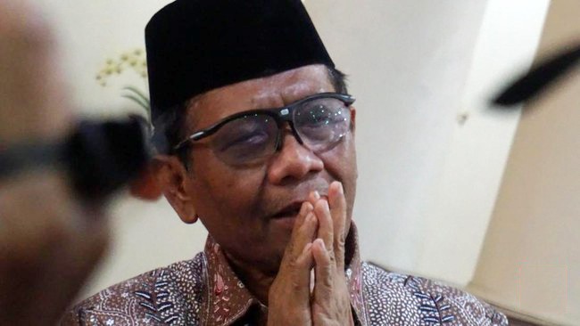 Mahfud MD menyatakan Kejaksaan, Polri, dan KPK harus mengusut temuan PPATK jika menerima laporan soal transaksi janggal di Pemilu 2024. (CNNIndonesia)