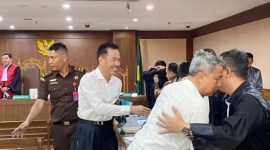 Komisaris Utama PT Multi Grafika Cipta Sejati Mulsunadi Gunawan (tengah) menyebut ada kewajiban memberikan 'dana komando' usai menyelesaikan proyek pengadaan di Basarnas, Senin (18/12/2023). (Istimewa)