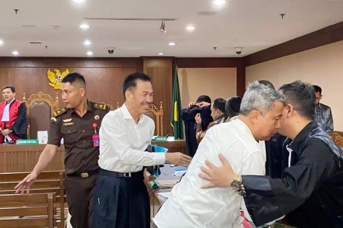 Komisaris Utama PT Multi Grafika Cipta Sejati Mulsunadi Gunawan (tengah) menyebut ada kewajiban memberikan 'dana komando' usai menyelesaikan proyek pengadaan di Basarnas, Senin (18/12/2023). (Istimewa)
