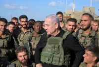 PM Israel Benjamin Netanyahu saat mengunjungi pasukan IDF di Gaza. Netanyahu berkoar akan binasakan Hamas saat Israel kembali menggempur Gaza, Palestina, usai gencatan senjata hari ini, Jumat (1/12/2023). (EPN/Newscom/Avalon)