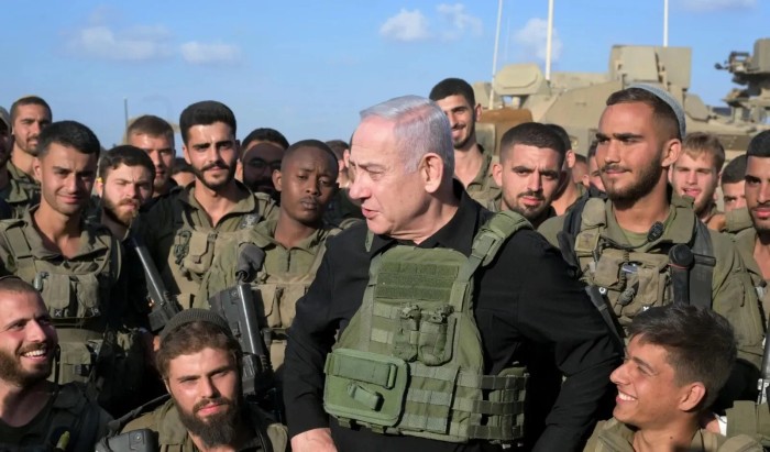 PM Israel Benjamin Netanyahu saat mengunjungi pasukan IDF di Gaza. Netanyahu berkoar akan binasakan Hamas saat Israel kembali menggempur Gaza, Palestina, usai gencatan senjata hari ini, Jumat (1/12/2023). (EPN/Newscom/Avalon)