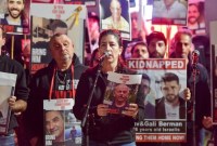 Noam Peri, yang ayahnya Chaim Peri, 79, disandera di Gaza, berbicara ketika keluarga warga Israel yang disandera oleh teroris Hamas di Gaza mengadakan konferensi pers di 