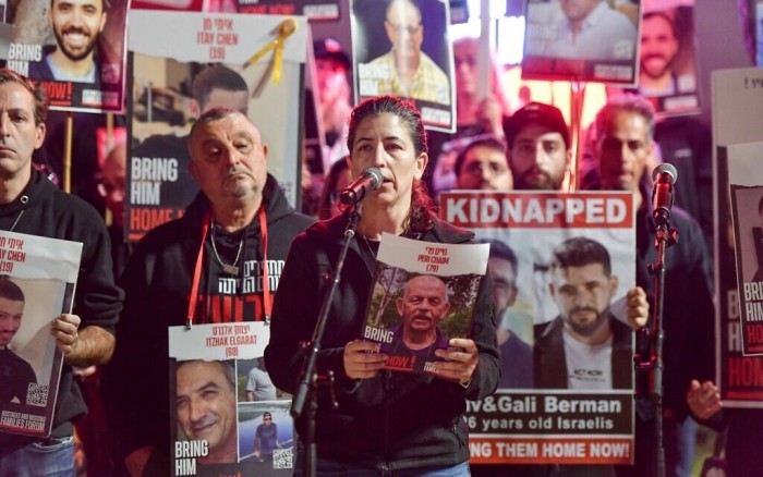 Noam Peri, yang ayahnya Chaim Peri, 79, disandera di Gaza, berbicara ketika keluarga warga Israel yang disandera oleh teroris Hamas di Gaza mengadakan konferensi pers di 