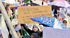 Peserta aksi damai mengikuti pawai akbar untuk mendukung kemerdekan Palestina di Lapangan Murjani Kota Banjarbaru, Kalimantan Selatan, Minggu (3/12/2023). (ANTARA/Tumpal Andani Aritonang)