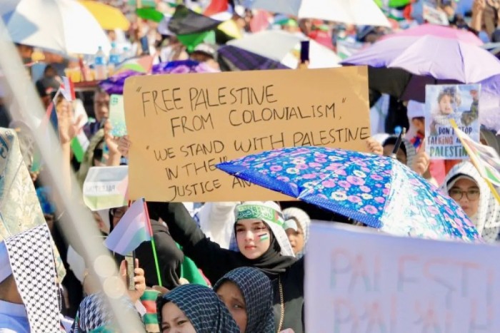 Peserta aksi damai mengikuti pawai akbar untuk mendukung kemerdekan Palestina di Lapangan Murjani Kota Banjarbaru, Kalimantan Selatan, Minggu (3/12/2023). (ANTARA/Tumpal Andani Aritonang)