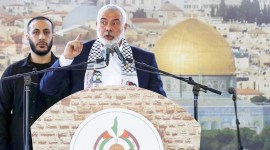 Pemimpin Hamas Ismail Haniyeh menolak gencatan senjata sementara dengan Israel. [AFP/MAHMOUD ZAYYAT]