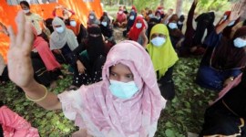 Menko Polhukam Mahfud MD memerintahkan jajarannya untuk menempatkan pengungsi Rohingya yang diusir mahasiswa di Gedung Palang Merah Indonesia (PMI) dan Yayasan Aceh, Kamis (28/12/2023). [EPA]