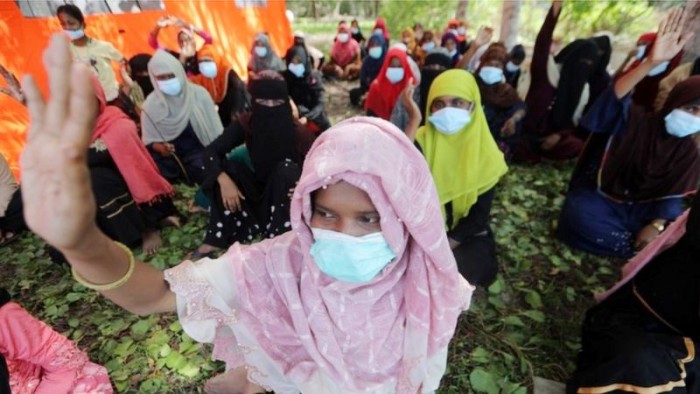 Menko Polhukam Mahfud MD memerintahkan jajarannya untuk menempatkan pengungsi Rohingya yang diusir mahasiswa di Gedung Palang Merah Indonesia (PMI) dan Yayasan Aceh, Kamis (28/12/2023). [EPA]