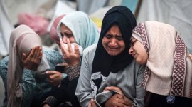 Warga Palestina berduka atas kerabat mereka yang tewas dalam serangan Israel semalam di kamp pengungsi Al-Maghazi. [AFP/Getty Images/Mahmud Hams]