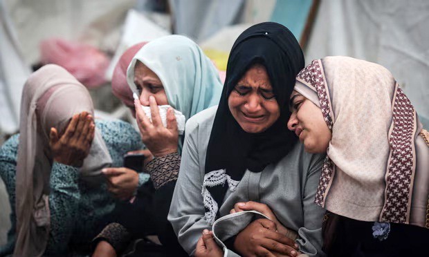 Warga Palestina berduka atas kerabat mereka yang tewas dalam serangan Israel semalam di kamp pengungsi Al-Maghazi. [AFP/Getty Images/Mahmud Hams]