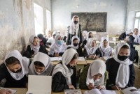 Para siswi Afghanistan menghadiri kelas mereka pada hari pertama tahun ajaran baru, di Kabul, 25 Maret 2023. Taliban mengizinkan Anak perempuan Afghanistan dari segala usia untuk belajar di sekolah agama.[AP/Ebrahim Noroozi]