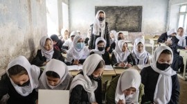 Para siswi Afghanistan menghadiri kelas mereka pada hari pertama tahun ajaran baru, di Kabul, 25 Maret 2023. Taliban mengizinkan Anak perempuan Afghanistan dari segala usia untuk belajar di sekolah agama.[AP/Ebrahim Noroozi]