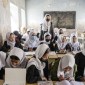 Para siswi Afghanistan menghadiri kelas mereka pada hari pertama tahun ajaran baru, di Kabul, 25 Maret 2023. Taliban mengizinkan Anak perempuan Afghanistan dari segala usia untuk belajar di sekolah agama.[AP/Ebrahim Noroozi]