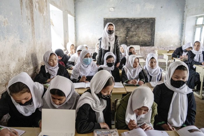 Para siswi Afghanistan menghadiri kelas mereka pada hari pertama tahun ajaran baru, di Kabul, 25 Maret 2023. Taliban mengizinkan Anak perempuan Afghanistan dari segala usia untuk belajar di sekolah agama.[AP/Ebrahim Noroozi]