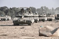 
Tank-tank Israel disebut mulai mengarah ke wilayah selatan padat penduduk di Gaza usai gencatan senjata berakhir dan tidak diperpanjang, Senin (4/12/2023). (Foto: AFP/Omar El-Qattaa/Getty Images)
