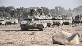 
Tank-tank Israel disebut mulai mengarah ke wilayah selatan padat penduduk di Gaza usai gencatan senjata berakhir dan tidak diperpanjang, Senin (4/12/2023). (Foto: AFP/Omar El-Qattaa/Getty Images)