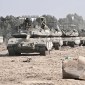 
Tank-tank Israel disebut mulai mengarah ke wilayah selatan padat penduduk di Gaza usai gencatan senjata berakhir dan tidak diperpanjang, Senin (4/12/2023). (Foto: AFP/Omar El-Qattaa/Getty Images)