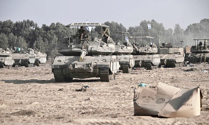 
Tank-tank Israel disebut mulai mengarah ke wilayah selatan padat penduduk di Gaza usai gencatan senjata berakhir dan tidak diperpanjang, Senin (4/12/2023). (Foto: AFP/Omar El-Qattaa/Getty Images)