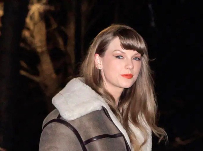 Taylor Swift usai menghadiri acara komedi penggalangan dana untuk Palestina. (TheImageDirect.com)