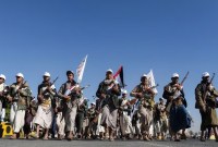 Pejuang yang baru direkrut yang bergabung dengan pasukan militer Houthi yang dimaksudkan untuk dikirim berperang mendukung Palestina di Jalur Gaza, berbaris selama parade di Sanaa, Yaman, Sabtu (2/12/2023) lalu. [REUTERS/Khaled Abdullah/File Photo Acquire Licensing Rights]
