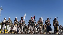 Pejuang yang baru direkrut yang bergabung dengan pasukan militer Houthi yang dimaksudkan untuk dikirim berperang mendukung Palestina di Jalur Gaza, berbaris selama parade di Sanaa, Yaman, Sabtu (2/12/2023) lalu. [REUTERS/Khaled Abdullah/File Photo Acquire Licensing Rights]
