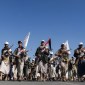 Pejuang yang baru direkrut yang bergabung dengan pasukan militer Houthi yang dimaksudkan untuk dikirim berperang mendukung Palestina di Jalur Gaza, berbaris selama parade di Sanaa, Yaman, Sabtu (2/12/2023) lalu. [REUTERS/Khaled Abdullah/File Photo Acquire Licensing Rights]
