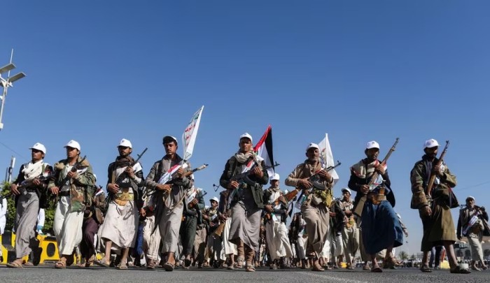 Pejuang yang baru direkrut yang bergabung dengan pasukan militer Houthi yang dimaksudkan untuk dikirim berperang mendukung Palestina di Jalur Gaza, berbaris selama parade di Sanaa, Yaman, Sabtu (2/12/2023) lalu. [REUTERS/Khaled Abdullah/File Photo Acquire Licensing Rights]

