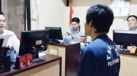 
Triwanto (TW) alias Darto ayah kandung yang tega menggergaji jari tangan putrinya diperiksa Polres Kuningan, Jawa Barat. [Beritasatu]