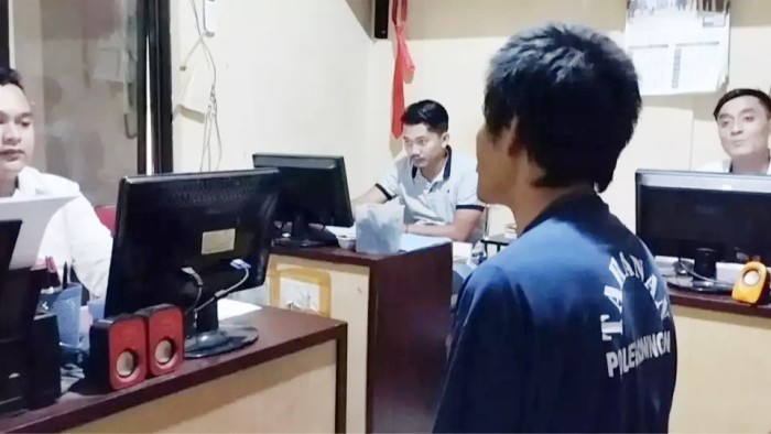 
Triwanto (TW) alias Darto ayah kandung yang tega menggergaji jari tangan putrinya diperiksa Polres Kuningan, Jawa Barat. [Beritasatu]