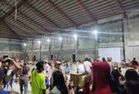 Orang-orang berkumpul di pusat evakuasi, pasca gempa bumi, di Hinatuan, Surigao del Sur, Filipina, Sabtu (2/12/2023) kemarin. (Hinatuan LGU/Handout via Reuters)
