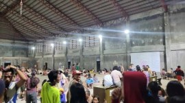 Orang-orang berkumpul di pusat evakuasi, pasca gempa bumi, di Hinatuan, Surigao del Sur, Filipina, Sabtu (2/12/2023) kemarin. (Hinatuan LGU/Handout via Reuters)