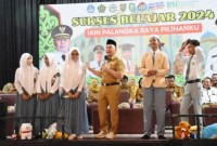 Gubernur Kalteng Sugianto Sabran berbincang dengan pelajar di Kota Sampit, Senin (22/1/2024). [ANTARA/HO-Biro Adpim Pemprov Kalteng]